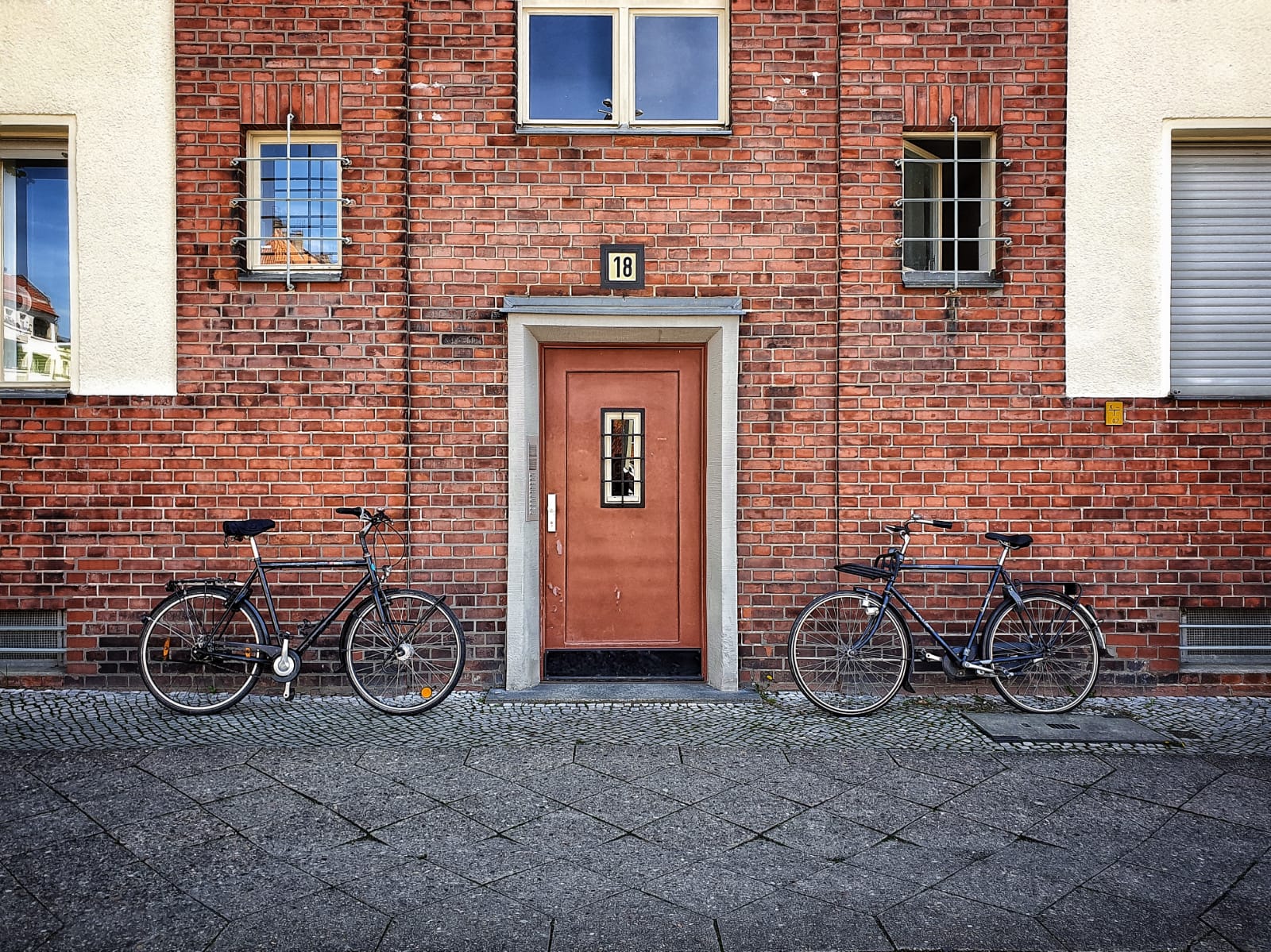 Zwei Räder, eine Tür | © Anne Seubert